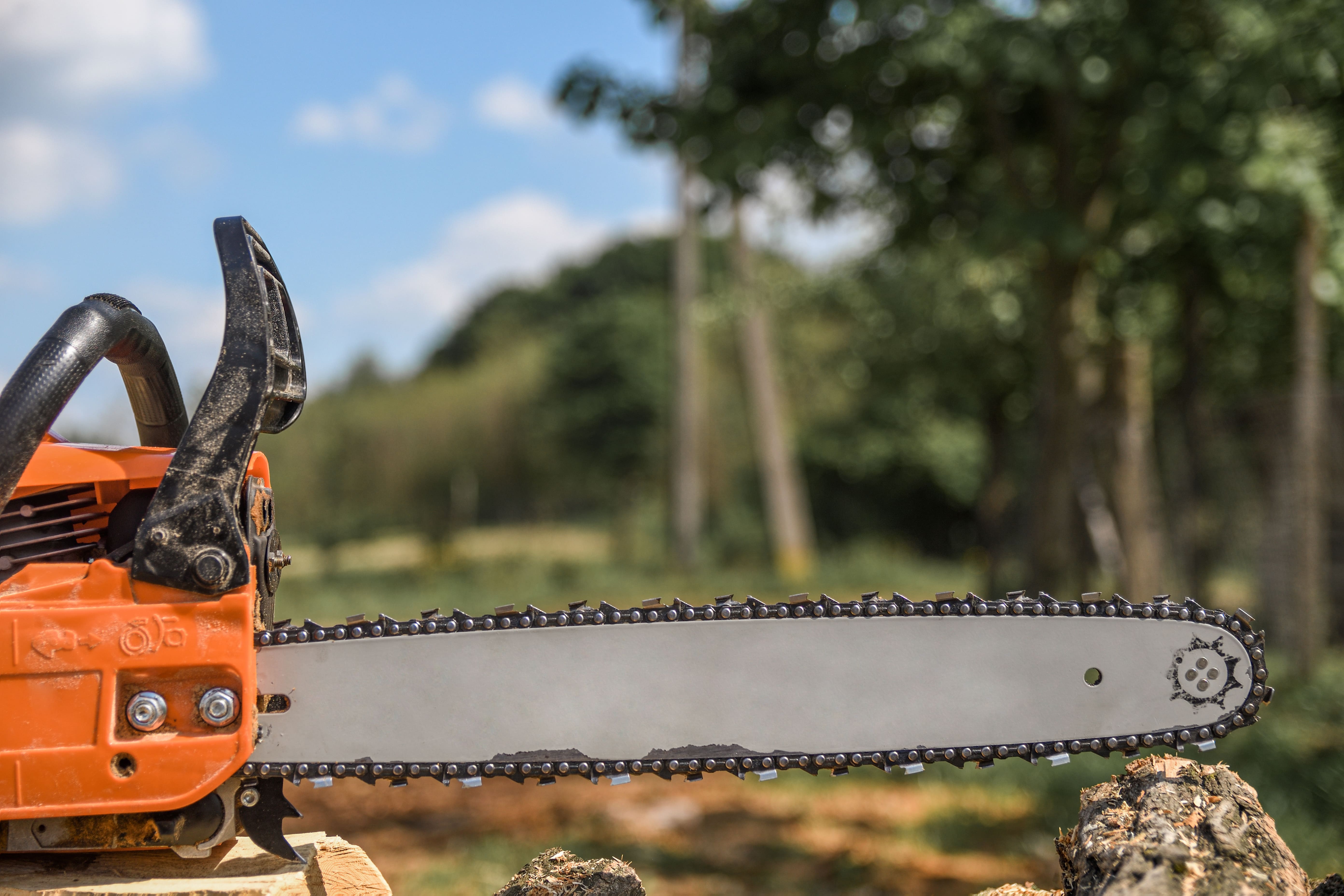 Tronçonneuse avec chaine lubrifiée préparée pour les travaux